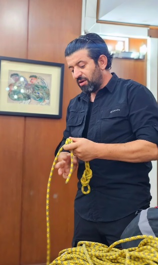 Hayat kurtarmak, hazırlıkla başlar! Arama kurtarma ekiplerinin en önemli yetkinliklerinden biri de düğüm tekniklerini doğru öğrenmek ve uygulamaktır.